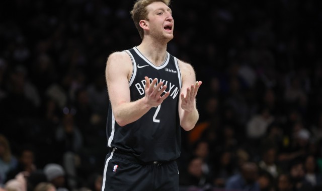 球探体育网页版-一通乱战！曼恩反击被追身大帽 沃尔夫补篮还被帽&amp;再次放篮才进