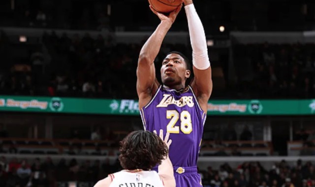 球探体育官网-湖人上一场结束独行侠4连胜，今日又客场终结公牛4连胜